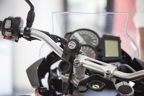 INTERPHONE USB-розетка с 2-мя выходами USB на трубчатый руль 2000А ACCMOTO2USB фото в интернет-магазине FrontFlip.Ru