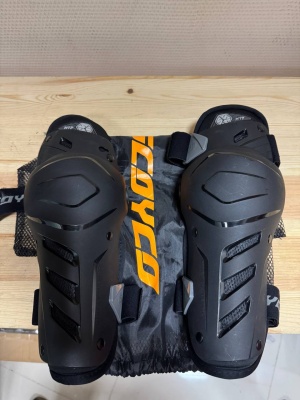 [SCOYCO] Налокотники K17H17, цвет Черный, нет одной клипсы фото в интернет-магазине FrontFlip.Ru