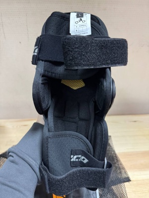 [SCOYCO] Налокотники K17H17, цвет Черный, нет одной клипсы фото в интернет-магазине FrontFlip.Ru