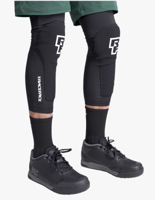 Наколенники Race Face Charge Knee Stealth фото в интернет-магазине FrontFlip.Ru