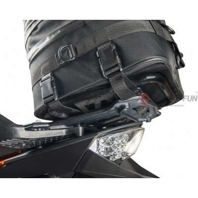 [KINETIC FUN] Сумка на хвост мотоцикла Touring, объём 12-20 литров текстиль, цвет Черный фото в интернет-магазине FrontFlip.Ru