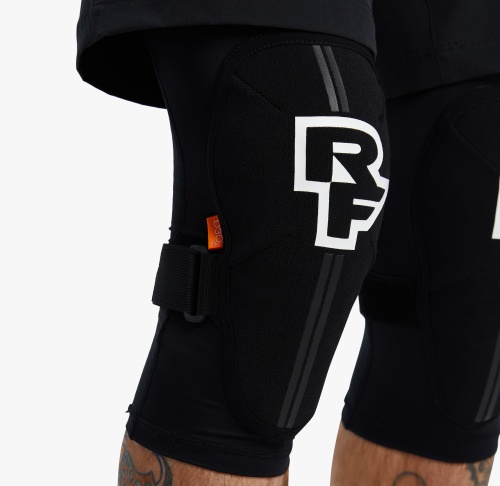 Наколенники Race Face Indy Knee Stealth фото в интернет-магазине FrontFlip.Ru