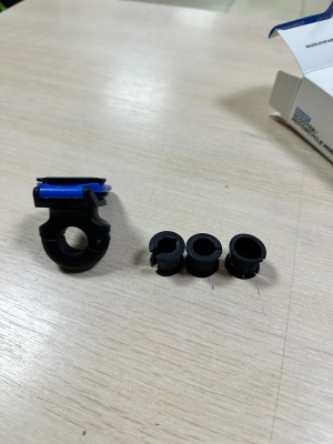 Держатель для телефона на ЗЕРКАЛО Moto Holder синий фото в интернет-магазине FrontFlip.Ru