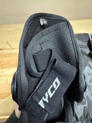 [SCOYCO] Налокотники K17H17, цвет Черный, нет одной клипсы фото в интернет-магазине FrontFlip.Ru