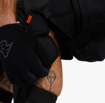 Наколенники Race Face Ambush Leg Stealth фото в интернет-магазине FrontFlip.Ru